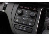 運転席と助手席に温度調整があるシートヒーターを装備しております。寒い朝はクルマに乗り込んですぐにシートヒーターを作動させれば温かさが広がり快適なドライブが始まります。