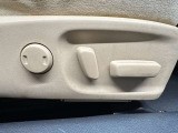 【パワーシート】電動でシートポジションの変更が可能です。手動式より細かくシート設定が可能ですのでより快適な姿勢でドライブを楽しんで頂けるでしょう。
