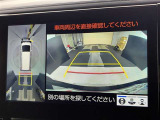 バックカメラの他に上から見下ろしたような画像が見れるアラウンド(全方位)モニター。前後左右を把握できる、すごい機能が装備されています!