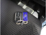 リモコンキーを取り出さなくてもエンジンのON/OFFやドアの開錠・施錠がスイッチ一つで行えるスマートキーです♪