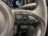 ステアリングスイッチ付きで、運転中に視線を前に向けたまま操作できます。
