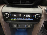 【オートエアコン】一度お好みの温度に設定すれば、車内の温度を検知し風量や温度を自動で調整してくれます。