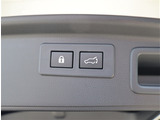 『1台』のお車に対して、3名体制で日々議論を重ね仕入れを行っております。