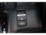ブレーキホールドをONにすればブレーキペダルから足を離しても停車状態が続きます。信号待ちや渋滞時などに便利な機能です。