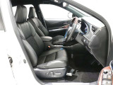 運転席はパワーシートで微妙なポジション調整も可能です!