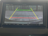 【バックカメラ】駐車時に後方がリアルタイム映像で確認できます。大型商業施設や立体駐車場での駐車時や、夜間のバック時に大活躍!運転スキルに関わらず、今や必須となった装備のひとつです!