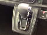 インパネシフトを採用しているので、前席の足元も広々としています。運転席と助手席の行き来もスムーズです!