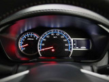 とっても見やすいメーターです。夜間時はラグジュアリーな気分にさせてくれる照明が魅力ですので、夜のドライブも楽しみになりますよ♪