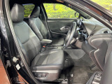 運転席まわりには十分なスペースがあり、大柄な方でもゆったり運転していただける環境です。