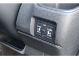リアは両側パワースライドドアで開閉には運転席のスイッチ、もしくはスライドドアのドアハンドルを軽く引くだけで自動開閉します。