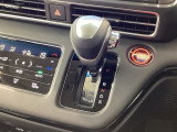 インパネシフトを採用しているので、前席の足元も広々としています。運転席と助手席の行き来もスムーズです!