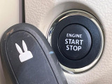 【キーレススタートシステム】カバンやポケットに入れたままでもドアの施錠・解錠が可能なスマートキーを装備。エンジンのオン・オフ時もカギを取り出す必要が無いからとっても便利です♪