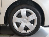 純正ホイール。デザインが素敵ですね。お車全体のイメージ変わりますね。タイヤサイズは 175/60R16 です。