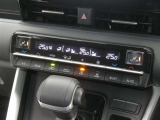 【オートエアコン】車内温度を感知して自動で温度調整をしてくれるのでいつでも快適な車内空間を創り上げます!どの席に座っても快適なドライブが楽しめます♪