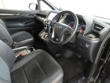 シンプルで使いやすいデザインの運転席です。