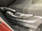 運転席シート座面は上下アジャスター付きです。お好みの位置に調整可能です。