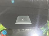 【衝突軽減装置】走行中に前方の車両等を認識し、衝突しそうな時は警報とブレーキで衝突回避と被害軽減をアシスト。より安全にドライブをお楽しみいただけます。