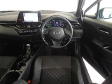 革巻きステアリングで快適な操作性の運転席です。