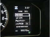 とっても見やすいメーターです。夜間時はラグジュアリーな気分にさせてくれる照明が魅力ですので、夜のドライブも楽しみになりますよ♪