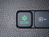 エンジン、エアコンなどを制御し低燃費な『ECONモード』に、また走りを楽しみたいとき、空調など快適性を重視したいときにはスイッチOFFで通常モードに切り替えができます!