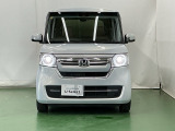 LEDヘッドライトを装備しています。LEDヘッドライトはとても明るく、雨の日や夜間走行も安全・安心です。オートライトコントロール付きで周囲の明るさに応じて自動で点灯・消灯します