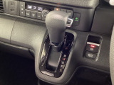 インパネシフトを採用しているので、前席の足元も広々としています。運転席と助手席の行き来もスムーズです!