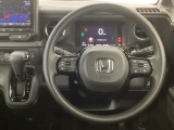 【ハンドル】運転にかかわる様々な操作を安全に行えるように視点移動が少なく操作性に配慮されたスイッチ類が凝縮されたコックピットです。