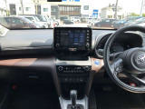 シンプルながら機能性あふれる運転席廻りです。視界性もよく、運転しやすいですよ。