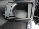 カップホルダーは運転席や助手席からちょうど手の届く位置です!!