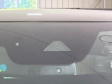 【i-ACTIVESENSE】走行中に前方の車両等を認識し、衝突しそうな時は警報とブレーキで衝突回避と被害軽減をアシスト。より安全にドライブをお楽しみいただけます。