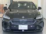 【BMWの伝統-1】BMWの特徴的な&ldquo;キドニーグリル&rdquo;は、80年以上続く伝統の形でございます。変わらないこだわりのデザインが、プレミアムブランド&ldquo;BMW&rdquo;を創り出します。