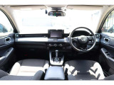 運転時の視界周辺の見やすい位置にメーターやディスプレーオーディオをレイアウト。スイッチ類は自然に手が届く位置に配置され、視線や動作の流れを断ち切らない、ストレスフリーの運転動作を可能にします。