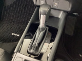 ハンドル周りがすっきりするフロアシフト。ハンドル操作に集中しやすいので、事故の防止にも役立ちます。