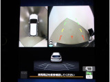 フロントグリル、ドアミラー、リヤゲートに装着したカメラの映像をインフォメーションディスプレイの大画面で確認可能です。