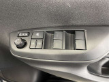 パワーウィンドウスイッチで運転席から全席の窓の開閉ができます♪