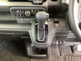 足元スッキリ、インパネシフトです。パーキングブレーキは電子制御パーキングブレーキタイプなので、運転席と助手席の間がスッキリしています。