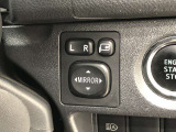 電動格納式ドアミラー付き。駐車場へ停めた時に、ボタン一つで左右のドアミラーをたたむ事ができます。
