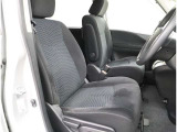 運転席・助手席まわりです。ゆったりと座って頂けるシートで快適です。