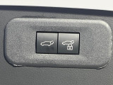 【パワーバックドア】スマートキーや運転席のボタンを押すだけでリアゲートが自動で開閉します!荷物を持っている時や、高い位置にあるバックドアを閉める際に便利な機能です♪