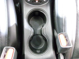 運転席からも助手席からも手の届きやすい位置にドリンクホルダーが付いています。