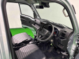 見易い計器類と運転し易いドライビングポジションは、視角も少なく前方&左右の見切りが良く運転し易いクルマです