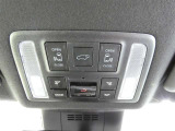 電動スライドドアのスイッチで車内からもスライドドアの開閉ができます。イージークローザー機能で半ドアになることも防止してくれます。