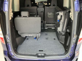 3列目のシートを容易に跳ね上げ出来るので大型の荷物もさっと積むことが出来ます。