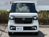車幅いっぱいに伸びるフロントアクセサリーLEDがボディーのワイド感を強調します!