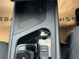 インテリジェントキーのプッシュスタートスイッチです。エンジンの始動はブレーキペダルを踏みながらこのスイッチを押すだけで始動できます