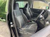 運転席まわりには十分なスペースがあり、大柄な方でもゆったり運転していただける環境です。