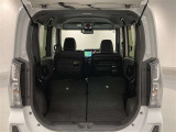 後席シートを前に倒すと十分なスペースを確保できます。