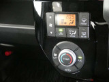 オートエアコン装備。車内を設定温度に自動で調整してくれるのでいつも快適にしてくれます。