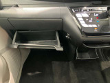 車検証入れになどにも使える便利な収納BOXあります。