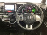 【ハンドル】運転にかかわる様々な操作を安全に行えるように視点移動が少なく操作性に配慮されたスイッチ類が凝縮されたコックピットです。